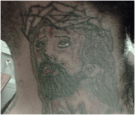 Tatuaje en cuello, lado izquierdo.