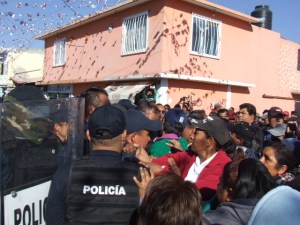 Enfrentamiento entre pobladores y policías durante elección en comunidad de Texcoco