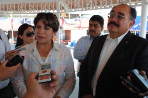 Delfina Gómez y Jorge Cortés, presidenta municipal de Texcoco y presidente del Patronato de la Feria del Caballo, respectivamente.