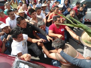 Enfrentamiento entre pobladores de Atenco en Texcoco