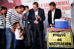El gobernador del Estado de México Eruviel Ávila Villegas en compañía del actor y activista en pro de los animales Eugenio Derbéz durante la aplicación de vacunas en dicho foro.