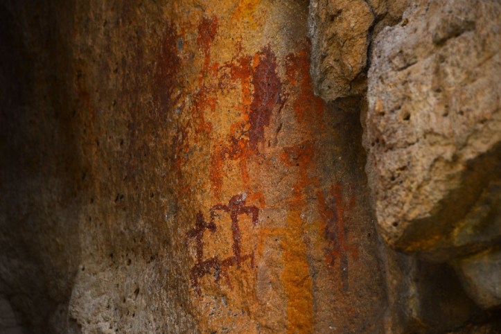 Algunas de las grafías son representaciones humanas en actividades como la caza o danzando en pequeños grupos. Foto Héctor Montaño INAH