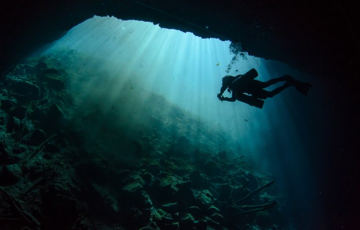 Dan a conocer hallazgos en una caverna del cenote Xlacah, en la Zona Arqueológica de Dzibilchaltún. Foto Benjamin Magaña INAHjpg