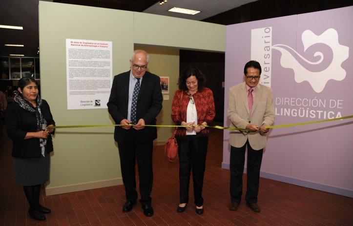 Antonio Saborit, director del MNA y María Elisa Velázquez, titular CNAN-INAH. Corte de listón exposición 50 años de lingüística en el INAH. Foto Mauricio Marat. INAH.