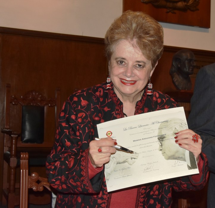 Marina Anguiano es galardonada con la presea Pluma de Amorosa Raíz, que otorga la Barra Literaria Alí Chumacero. Foto Melitón Tapia. INAH (1)