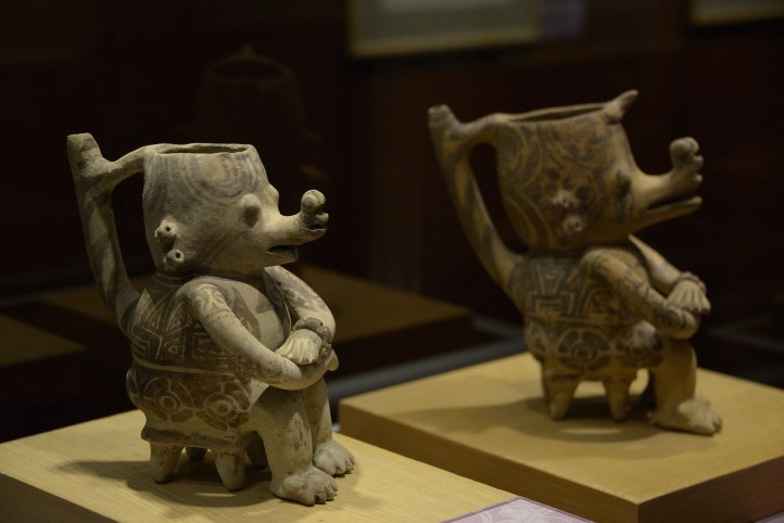 Vasija antropomorfa que representa a Quetzalcóatl-Ehécatl, con su pico entreabierto y sentado en un taburete. Foto Héctor Montaño INAHJPG