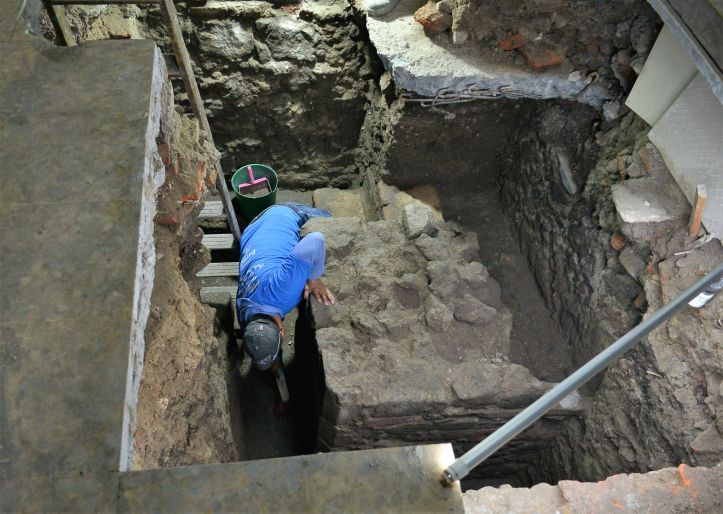 En el predio Justo Sierra 17, en el Centro Histórico de la Ciudad de México, un equipo del PAU detectó vestigios de una casa del periodo colonial temprano. Foto Melitón Tapia INAH