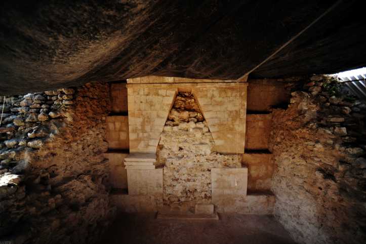 Arco maya en el extremo del pasaje abovedado (5), foto de Mauricio Marat INAH