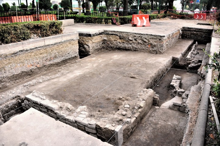 En el Paseo de las Hormigas, centro de Azcapotzalco, hallan plataforma doméstica de élite de la parcialidad de Mexicapan. Foto Mauricio Marat. INAH (3)