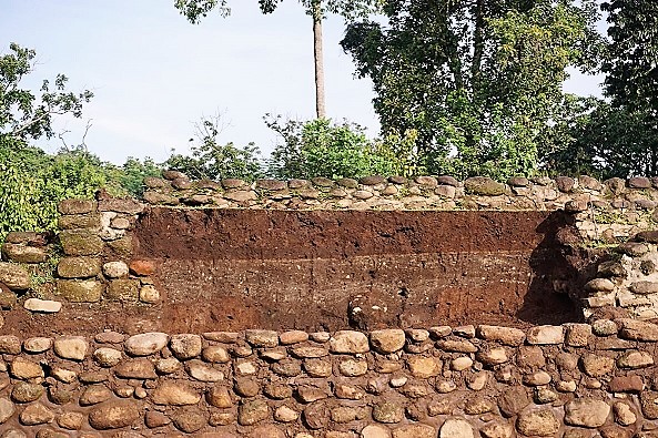 Cédula 4-4 (1). Detalle de los rellenos y firmes de arcilla de la estructura 125-B-Foto Arqueólogo Alejandro Uriarte Torres INAH